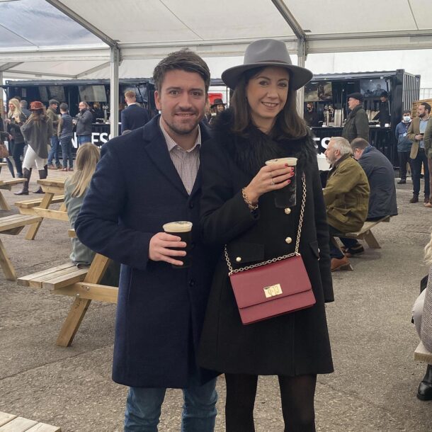 Guenda & Tom, alle corse dei cavalli a Cheltenham